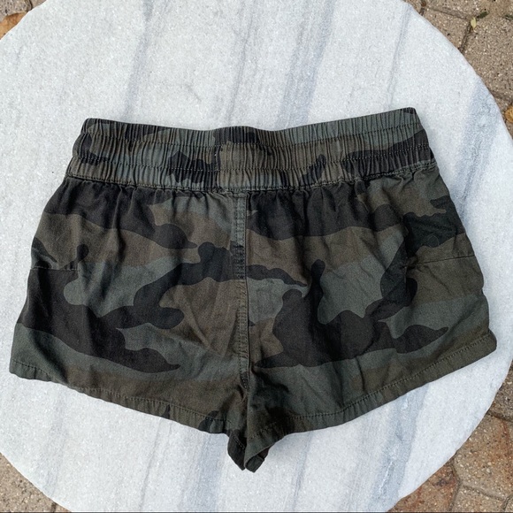 Aritzia TNA Camo Shorts - Picture 2 of 6